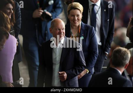 BERLIN, DEUTSCHLAND - 14. JULI: OLAF Scholz, deutscher Abschiedsspieler beim Endspiel der UEFA EURO 2024 zwischen Spanien und England am 14. Juli 2024 im Olympiastadion in Berlin. © diebilderwelt / Alamy Stock Stockfoto