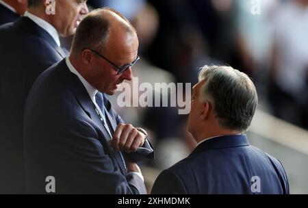 BERLIN, DEUTSCHLAND - 14. JULI: Friedrich Merz, Vorsitzender der CDU-Partei mit Viktor Orban, ungarischem Premierminister, während des Endspiels der UEFA EURO 2024 zwischen Spanien und England am 14. Juli 2024 im Olympiastadion in Berlin. © diebilderwelt / Alamy Stock Stockfoto