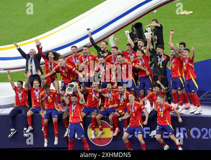 BERLIN, DEUTSCHLAND - 14. JULI: Alvaro Morata aus Spanien hebt die Henri Delaunay Trophy nach dem Sieg seiner Mannschaft beim Endspiel der UEFA EURO 2024 zwischen Spanien und England am 14. Juli 2024 im Olympiastadion in Berlin. © diebilderwelt / Alamy Stock Stockfoto