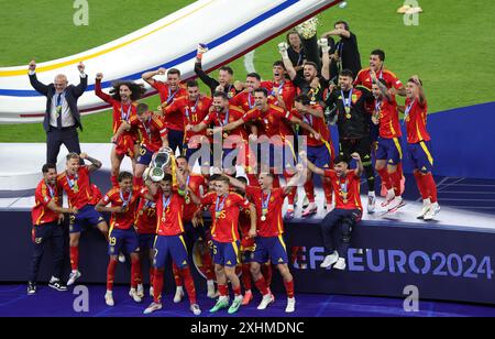 BERLIN, DEUTSCHLAND - 14. JULI: Alvaro Morata aus Spanien hebt die Henri Delaunay Trophy nach dem Sieg seiner Mannschaft beim Endspiel der UEFA EURO 2024 zwischen Spanien und England am 14. Juli 2024 im Olympiastadion in Berlin. © diebilderwelt / Alamy Stock Stockfoto