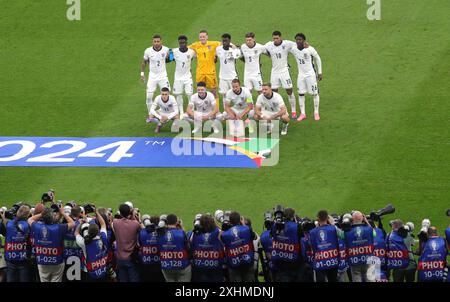 BERLIN, DEUTSCHLAND - 14. JULI: Das Team England hat am 14. Juli 2024 das Endspiel der UEFA EURO 2024 zwischen Spanien und England im Olympiastadion in Berlin vorgeführt. © diebilderwelt / Alamy Stock Stockfoto