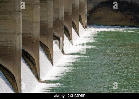 Aus dem Wasserkraftwerk freigegebenes Wasser. Bewegungsunschärfe und selektiver Fokus Stockfoto