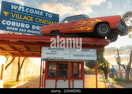 Coburg Drive im Eingang mit Oldtimer auf dem Dach und Eintrittsstand Stockfoto