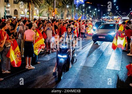 Malaga, Spanien. Juli 2024. Ein argentinischer Fußballfan feiert in Malaga den Sieg Spaniens bei der UEFA Euro 2024. Spanien gewann die UEFA Euro 2024 nach einem Spiel gegen England, das im Olympiastadion in Berlin gefeiert wurde. Quelle: SOPA Images Limited/Alamy Live News Stockfoto