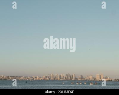 San Diego City Skyline von über dem Wasser unter einem klaren Himmel. Stockfoto