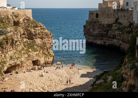 Menschen, die den Strand Polignano a Mare, Apulien, Italien, genießen Stockfoto