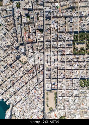 Vertikales Luftbild von Polignano a Mare City, Apulien, Italien Stockfoto