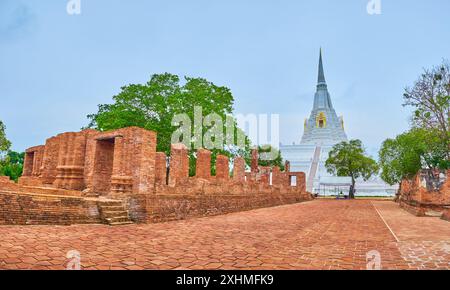 Besuchen Sie den antiken Tempel Wat Phukhao Thong mit seinem hohen weißen Chedi, Ayutthaya, Thailand Stockfoto