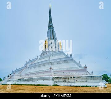 Besuchen Sie den antiken Tempel Wat Phukhao Thong mit seinem hohen weißen Chedi, Ayutthaya, Thailand Stockfoto