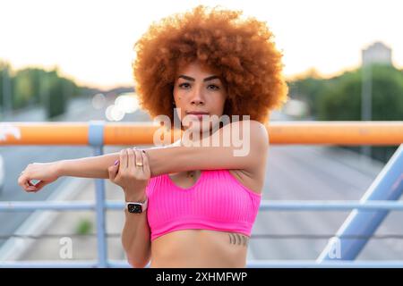 Foto einer sportlichen Frau, die sich dehnt Stockfoto