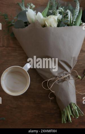 Kaffee am frühen Morgen im Floral Shop, der Sträuße entwirft Stockfoto