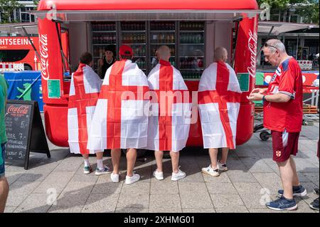 14.07.2024, Berlin, Deutschland, Europa - Fans der englischen Fußballnationalmannschaft, die während der UEFA EURO 2024 die Flagge von England tragen. Stockfoto