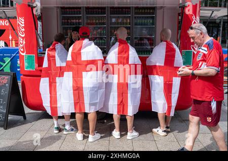 14.07.2024, Berlin, Deutschland, Europa - Fans der englischen Fußballnationalmannschaft, die während der UEFA EURO 2024 die Flagge von England tragen. Stockfoto