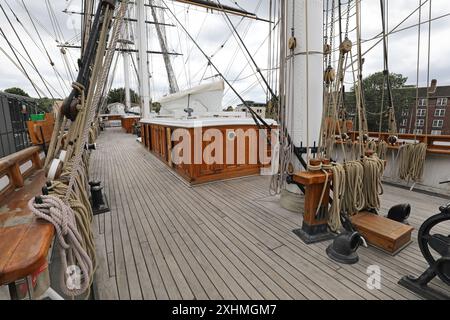 Oberes Deck der Cutty Sark, dem berühmten Segelschiff in Geenwich, London, Großbritannien. Zeigt Seile, Takelage, Masten und Rettungsboote. Stockfoto