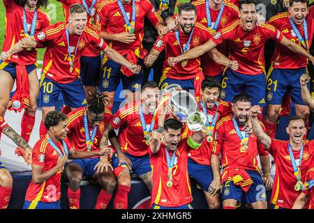 Berlin, Deutschland. Juli 2024. Die spanischen Spieler feiern ihren Sieg. Quelle: Michael Kappeler/dpa/Alamy Live News Stockfoto