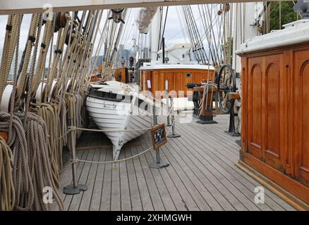 Oberes Deck der Cutty Sark, dem berühmten Segelschiff in Geenwich, London, Großbritannien. Zeigt Seile, Takelage, Masten und Rettungsboote. Stockfoto