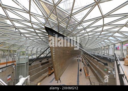 Cutty Sark, das berühmte Segelschiff in Geenwich, London, Großbritannien. Blick auf den Bug aus dem überdachten Trockendock. Stockfoto