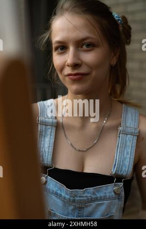 Porträt einer jungen Künstlerin auf der Terrasse. Stockfoto