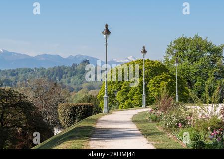 Allée de la Promenade du Parc Beaumont bordée de Massifs fleuris, les Premier coteaux, montagnes en arrière Plan. Pau 64000, Pyrénées-Atlantiques Stockfoto