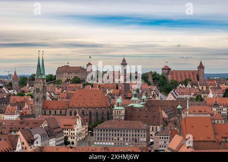 Nürnberg von oben Blick auf das Wahrzeichen von Nürnberg: Im Hintergrund die Kaiserburg mit dem Sinwellturm und Heidenturm. In der Bildmitte die Sebalduskirche mit ihren Zwillingstürmen. Im Vordergrund die Türme des alten Rathauses und der Neubau des wiederaufgebauten Rathauses am Hauptmarkt neben dem Schönen Brunnen. Rechts im Bild die Frauenkirche. Nürnberg Bayern Deutschland *** Nürnberg von oben Blick auf das Wahrzeichen Nürnbergs im Hintergrund die Kaiserburg mit dem Sinwell-Turm und dem Heidenturm in der Bildmitte die Sebaldus-Kirche mit ihren Zwillingstürmen im Fo Stockfoto