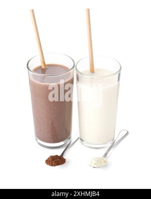 Köstliche Proteinshakes in Gläsern und Löffeln mit Pulver isoliert auf weiß Stockfoto