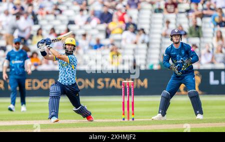 Moeen Ali schlägt für Birmingham Bears, beobachtet von Derbyshire Falcons Keeper Brooke Guest in einem T20 Blast Match. Stockfoto