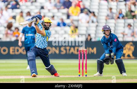 Moeen Ali schlägt für Birmingham Bears, beobachtet von Derbyshire Falcons Keeper Brooke Guest in einem T20 Blast Match. Stockfoto