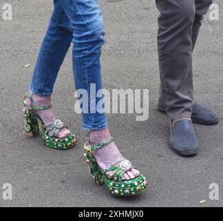 Die größte Kirmes am Rhein am Abend den 14.07.2024 auf der Festwiese in Oberkassel Düsseldorf. Blick von der Oberkassler Brücke auf die Kirmes. Eine Dame geht mit ihren neuen Schuhen, Pumps, High Heels, Stöckelschuhe über die Kirmes. Diese hat sie bei dem chinesischen Anbieter Temu gekauft. Düsseldorf Deutschland *** die größte Messe am Rhein am Abend des 14 07 2024 auf dem Messegelände in Oberkassel Düsseldorf Blick von der Oberkasselbrücke auf die Messe spaziert Eine Dame mit ihren neuen Schuhen, Pumps, High Heels, Sie kaufte sie vom chinesischen Lieferanten Temu Düss Stockfoto