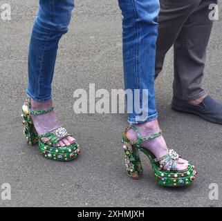 Die größte Kirmes am Rhein am Abend den 14.07.2024 auf der Festwiese in Oberkassel Düsseldorf. Blick von der Oberkassler Brücke auf die Kirmes. Eine Dame geht mit ihren neuen Schuhen, Pumps, High Heels, Stöckelschuhe über die Kirmes. Diese hat sie bei dem chinesischen Anbieter Temu gekauft. Düsseldorf Deutschland *** die größte Messe am Rhein am Abend des 14 07 2024 auf dem Messegelände in Oberkassel Düsseldorf Blick von der Oberkasselbrücke auf die Messe spaziert Eine Dame mit ihren neuen Schuhen, Pumps, High Heels, Sie kaufte sie vom chinesischen Lieferanten Temu Düss Stockfoto