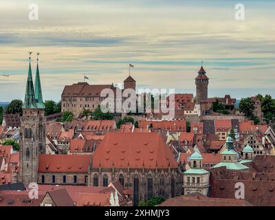 Nürnberg von oben Blick auf das Wahrzeichen von Nürnberg: Im Hintergrund die Kaiserburg mit dem bekannten Sinwellturm und Heidenturm. In der Bildmitte die Sebalduskirche mit ihren Zwillingstürmen, und im Vordergrund die Türme des alten Rathauses. Nürnberg Bayern Deutschland *** Nürnberg von oben Blick auf das Wahrzeichen Nürnbergs im Hintergrund die Kaiserburg mit dem berühmten Sinwell-Turm und Heidenturm in der Bildmitte die Sebaldus-Kirche mit ihren Zwillingstürmen, und im Vordergrund die Türme des alten Rathauses Nürnberg Bayern Deutschland 20240705-IMG 9203 Stockfoto