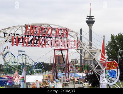 Die größte Kirmes am Rhein am Abend den 14.07.2024 auf der Festwiese in Oberkassel Düsseldorf. Blick von der Oberkassler Brücke auf die Kirmes. Düsseldorf Deutschland *** die größte Messe am Rhein am Abend des 14 07 2024 auf dem Messegelände in Oberkassel Düsseldorf Blick von der Oberkasselbrücke zum Messegelände Düsseldorf Deutschland Stockfoto