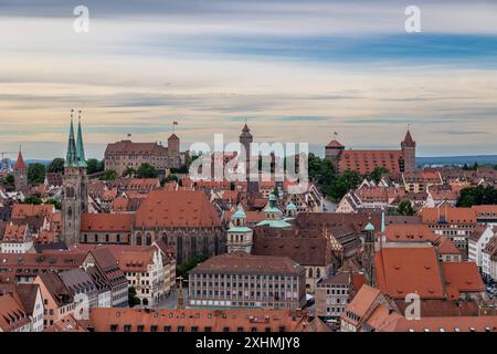 Nürnberg von oben Blick auf das Wahrzeichen von Nürnberg: Im Hintergrund die Kaiserburg mit dem Sinwellturm und Heidenturm. In der Bildmitte die Sebalduskirche mit ihren Zwillingstürmen. Im Vordergrund die Türme des alten Rathauses und der Neubau des wiederaufgebauten Rathauses am Hauptmarkt neben dem Schönen Brunnen. Rechts im Bild die Frauenkirche. Nürnberg Bayern Deutschland *** Nürnberg von oben Blick auf das Wahrzeichen Nürnbergs im Hintergrund die Kaiserburg mit dem Sinwell-Turm und dem Heidenturm in der Bildmitte die Sebaldus-Kirche mit ihren Zwillingstürmen im Fo Stockfoto