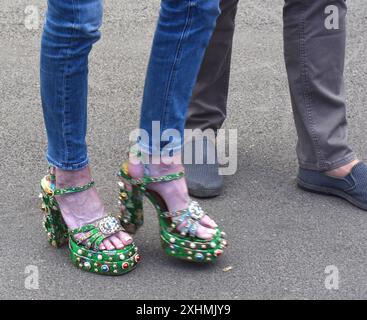 Die größte Kirmes am Rhein am Abend den 14.07.2024 auf der Festwiese in Oberkassel Düsseldorf. Blick von der Oberkassler Brücke auf die Kirmes. Eine Dame geht mit ihren neuen Schuhen, Pumps, High Heels, Stöckelschuhe über die Kirmes. Diese hat sie bei dem chinesischen Anbieter Temu gekauft. Düsseldorf Deutschland *** die größte Messe am Rhein am Abend des 14 07 2024 auf dem Messegelände in Oberkassel Düsseldorf Blick von der Oberkasselbrücke auf die Messe spaziert Eine Dame mit ihren neuen Schuhen, Pumps, High Heels, Sie kaufte sie vom chinesischen Lieferanten Temu Düss Stockfoto