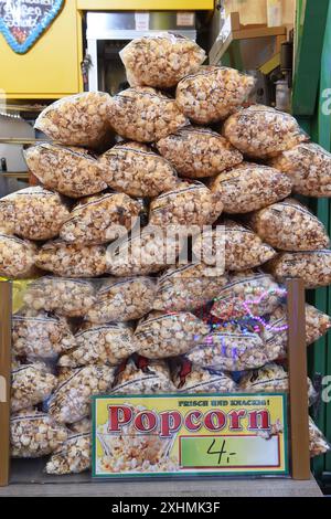 Die größte Kirmes am Rhein am Abend den 14.07.2024 auf der Festwiese in Oberkassel Düsseldorf. Popcorn ist eine typische Speise auf der Kirmes. Düsseldorf Deutschland *** die größte Messe am Rhein am Abend des 14 07 2024 auf dem Messegelände in Oberkassel Düsseldorf Popcorn ist ein typisches Gericht auf dem Düsseldorfer Messegelände Deutschland Stockfoto