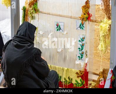 Die Nonne webt Teppiche auf einem Webstuhl im Kloster von Agapia in Rumänien Stockfoto