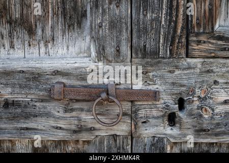 Alte Scheunentür gefunden in Villard Notre Dame in den französischen Alpen. Stockfoto