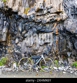 Orbea erhalten ein elektrisches Rennrad, das auf der Strecke zwischen Villard Notre Dame und Villard Raymond in den französischen alpen ruht. Stockfoto