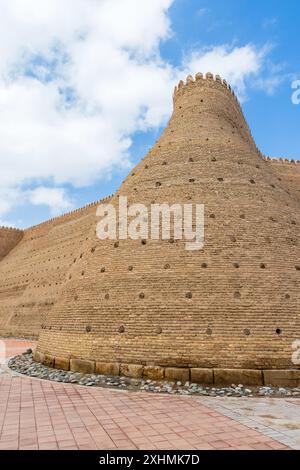 Arche Buchara unter blauem bewölktem Himmel an einem sonnigen Sommertag, vertikales Foto. Dies ist eine massive Festung in Usbekistan, die ursprünglich gebaut wurde und occ Stockfoto