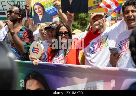 Alexandria Ocasio-Cortez bei der New Queens Pride Parade in Queens, NYC am 2. Juni 2024 Stockfoto