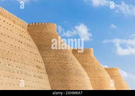 Die Wände der Arche Buchara liegen an einem sonnigen Sommertag unter blauem bewölktem Himmel. Dies ist eine massive Festung in Usbekistan, die ursprünglich gebaut wurde und oc Stockfoto