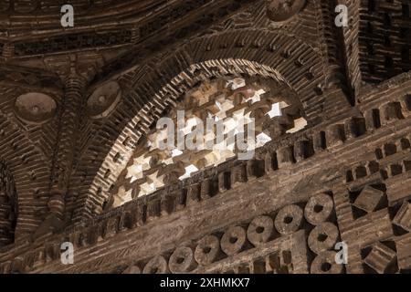 Samanid Mausoleum, Inneneinrichtung mit Bogenfenster und verzierter Wand. Es wurde im 10. Jahrhundert n. Chr. in Buchara, Usbekistan, erbaut Stockfoto