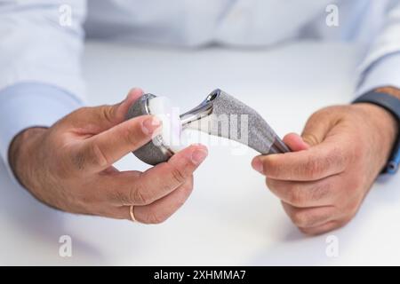 Hüftgelenkprothese auf weißem Hintergrund Stockfoto