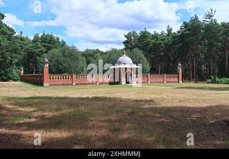 Außenansicht der muslimischen Grabstätte und des Friedensgartens am Horsell Common, in der Nähe von Woking, Großbritannien. Stockfoto