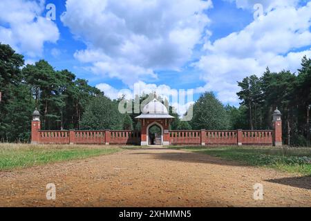 Außenansicht der muslimischen Grabstätte und des Friedensgartens am Horsell Common, in der Nähe von Woking, Großbritannien. Stockfoto