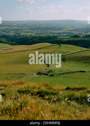 Der Blick von Twistleton Scar Whernside nach Süden zum Dorf Ingleborough im Yorkshire Dales National Park, North Yorkshire England Stockfoto