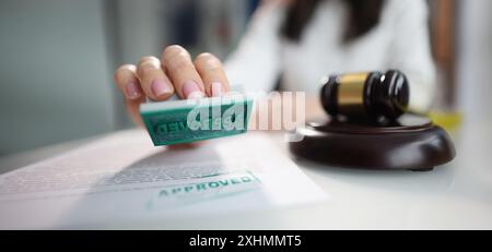 Weibliche Hand mit genehmigter Marke, Richter gavel Stockfoto