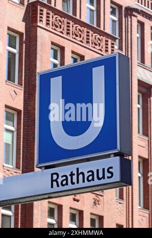 Schild für U-Bahn-Station am Rathaus, Hamburg, Deutschland Stockfoto