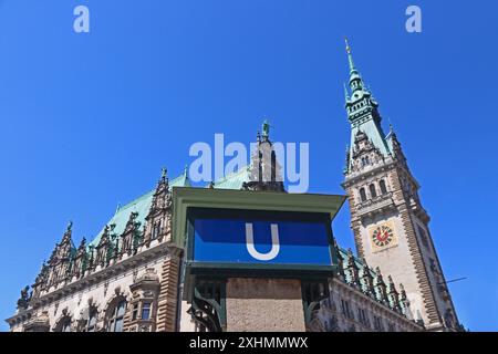 U-bahn-Schild und Rathaus, Hamburg, Deutschland Stockfoto