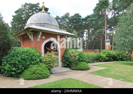 Die muslimische Grabstätte und der Friedenspark in Horsell Common, in der Nähe von Woking, Großbritannien. Zeigt den Eingangspavillon und den zentralen Teich. Stockfoto