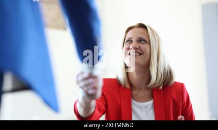 Geschäftspartner Handshaking nach Unterzeichnung profitablen Vertrags Stockfoto